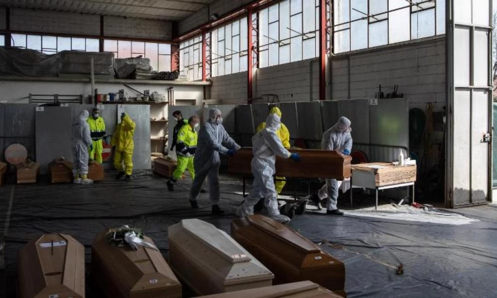 ΠΟΥ: Μπορεί να ξεπεράσουμε τα 2 εκατ. θύματα πριν έρθει το εμβόλιο